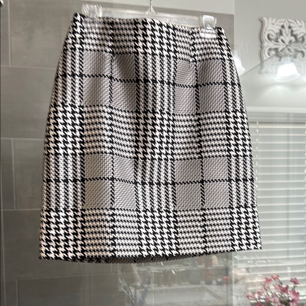 Black and White Knee-Length Pencil Skirt for Work
